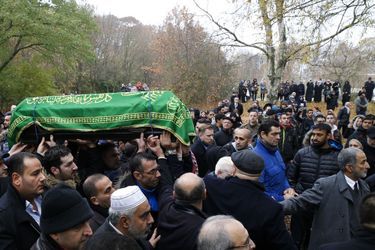 Larmes et tristesse à l’enterrement de Mohamed, petit migrant tué en Allemagne