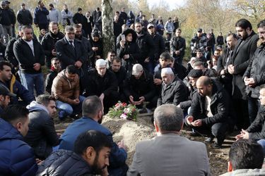 Larmes et tristesse à l’enterrement de Mohamed, petit migrant tué en Allemagne