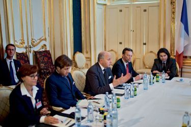 Laurent Fabius entouré de son équipe, pendant une réunion bilatérale entre les représentants français et iraniens.