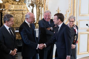 Emmanuel Macron serre la main à Laurent Fabius.