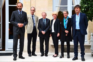 De gauche à droite : Edouard Philippe, Elisabeth Borne, Nicolas Hulot, Gerard Feldzer, Michel Badre et Anne Boquet, devant l&#039;Hôtel de Matignon le 1er juin.