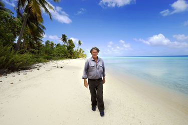 Olivier de Kersauson sur une plage de l&#039;atoll de Fakarava, aux Tuamotu, en octobre 2008.