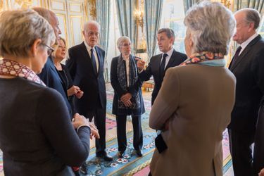 Nicolas Sarkozy discute avec les autres membres du Conseil constitutionnel à l&#039;Elysée.