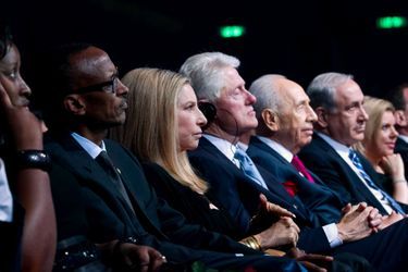 <br />
Le président du Rwanda Paul Kagame et sa femme Jeannette, Barbra Streisand, Bill Clinton, le Premier ministre israélien Benjamin Netanyahu et son épouse Sarah. 
