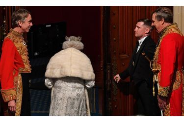 La reine Elizabeth II, de dos, au Parlement à Londres le 14 octobre 2019