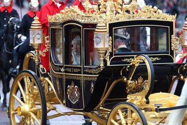 La reine Elizabeth II dans son carrosse avec le prince Charles et Camilla à Londres, le 14 octobre 2019