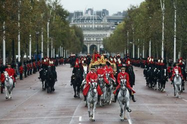 La reine Elizabeth II rentre à Buckingham Palace à Londres, le 14 octobre 2019