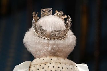 La reine Elizabeth II coiffée du diadème d&#039;apparat de George IV, de dos, à Londres le 14 octobre 2019