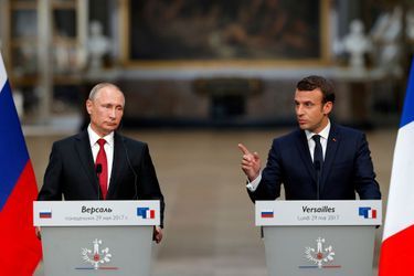 Vladimir Poutine et Emmanuel Macron, lundi à Versailles.