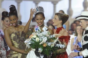 Corinne Coman couronnée Miss France 2003 à Lyon le 14 décembre 2002