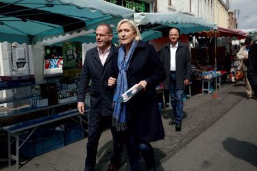 Marine Le Pen et Steeve Briois en campagne à Hénin-Beaumont dans le Pas-de-Calais, le 19 mai.