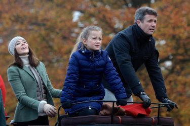 La princesse Mary et le prince Frederik de Danemark avec Isabella à Klampenborg, le 1er novembre 2015