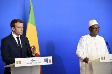 Le président Emmanuel Macron avec son homologue malien Ibrahim Boubacar Keïta à Gao, le 19 mai 2017