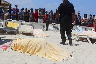 Les corps des victimes sont encore sur la plage des deux hôtels. 