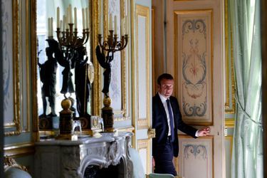 Emmanuel Macron sort de son bureau à l&#039;Elysée, mardi.