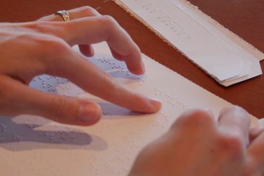 Le braille est un code formé de huit points en relief.
