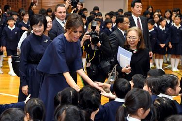 Melania Trump et Akie Abe à l'école Kyobashi Tsukiji de Tokyo, le 6 novembre 2017.