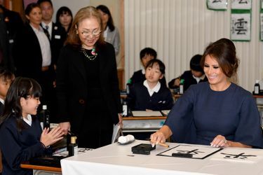 Melania Trump et Akie Abe à l&#039;école Kyobashi Tsukiji de Tokyo, le 6 novembre 2017.