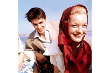 Le 12ème Festival de Cannes se déroule du 30 avril au 15 mai 1959. Romy SCHNEIDER tourne "Mademoiselle Ange" à Nice. Elle vient présenter "Carnets intimes de jeune fille" de Rodolf THIELE. Alain DELON, qu'elle a rencontré et aimé sur le tournage de "Christine" à Paris en 1958, l'accompagne : le couple souriant sur un bateau.