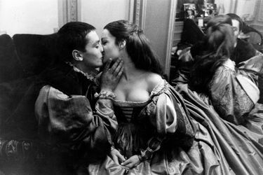 La pièce "Dommage qu'elle soit une p..." mise en scène par Luchino VISCONTI au théâtre de Paris : Alain DELON embrassant sur la bouche Romy SCHNEIDER.