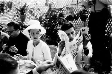 Romy SCHNEIDER, Alain DELON  déjeunant à la table de la mère Terrat, à la Napoule. Cannes 1962.