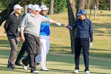 Donald Trump a joué au golf avec le premier ministre japonais Shinzō Abe.