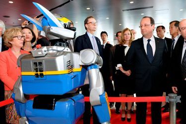 François Hollande s&#039;est rendu à une exposition sur la technologie franco-japonaise, à Tokyo.
