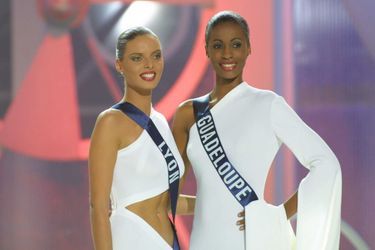 Sylvie Tellier (Miss Lyon) et Sandra Bisson (Miss Martinique) lors de l'élection de Miss France 2002 à Mulhouse le 8 décembre 2001