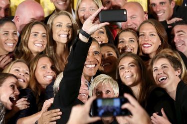 A la Maison blanche, Barack Obama pose pour un selfie avec les footballeuses américaines qui ont remporté la Coupe du Monde en juillet. 