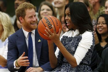 Le Prince Harry et Michelle Obama ont assisté à un match de basket d&#039;anciens soldats blessés, à  Fort Belvoir en Virginie. Lire aussi :  Prince Harry et Michelle Obama. Franche rigolade avec la First Lady<br />
