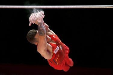 L&#039;Espagnol Nestor Abad tombe de la barre lors des Mondiaux de gymnastique artistique, à Glasgow