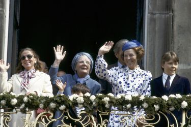 Le prince Constantijn des Pays-Bas avec sa tante la princesse Christina, sa grand-mère l'ex-reine Juliana et sa mère la reine Beatrix, le 30 avril 1984