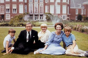 Le prince Constantijn des Pays-Bas avec ses parents et ses frères en 1982