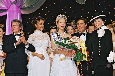 Alain Delon, Sonia Rolland, Elodie Gossuin, Jean-Pierre Foucault et Geneviève de Fontenay lors de l'élection de Miss France 2001 à Monte-Carlo le 9 décembre 2000