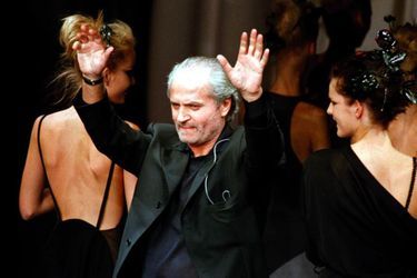 Gianni Versace à la fin de son show à Milan, en octobre 1996.