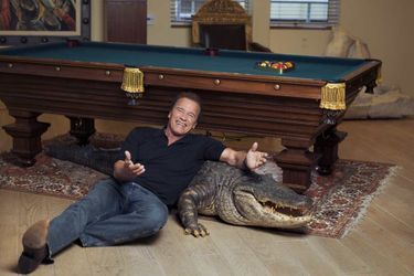 A Los Angeles, dans les bureaux qu’Arnie a fait aménager, ni chien ni chat mais un alligator empaillé.