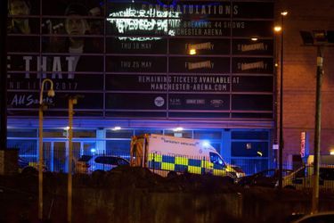Les secours et la police sont sur les lieux de l'explosion à la Manchester Arena.
