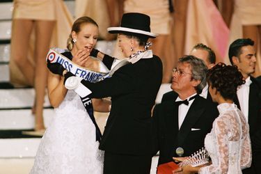 Elodie Gossuin reçoit son écharpe de Miss France 2001 des mains de Geneviève de Fontenay à Monte-Carlo le 9 décembre 2000