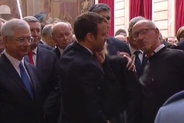 Emmanuel Macron console la mère de Tamara Callot, dimanche à l&#039;Elysée. 