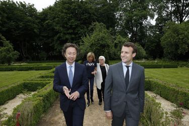 Stéphane Bern accueille Emmanuel et Brigitte Macron, avec Line Renaud, à Thiron-Gardais, le 10 juin 2016.