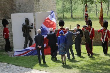 Le prince Charles dévoile le monument en hommage aux morts britannique.