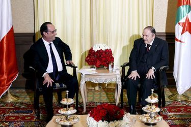 François Hollande et Abelaziz Bouteflika, lundi à Alger.