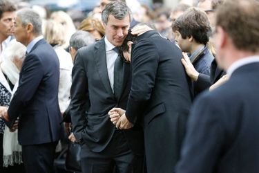 Les amis et les proches de Guy Carcassonne se sont réunis, lundi midi, au cimetière de Montmartre pour honorer la mémoire du juriste, décédé le 27 mai dernier à l&#039;âge de 62 ans. 