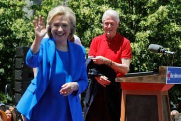 Hillary et Bill Clinton saluent leurs fans à la fin du meeting.