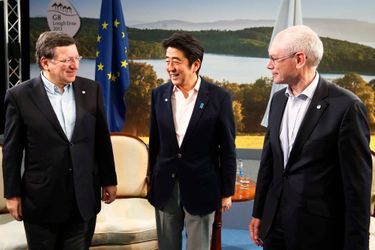 Le président de la Commission européenne José Manuel Barroso, le président du Conseil européen Herman Van Rompuy et le Premier ministre japonai...