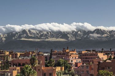 Marrakech. Photo prise du quartier branché de Guéliz. Surplombant la ville, l'impressionnant massif de l'Atlas.