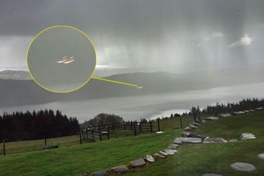 Les deux prétendus "ovnis" photographiés en avril dernier au-dessus du Loch Ness. 