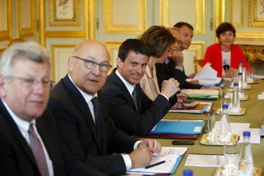 Christian Eckert, Michel Sapin et Manuel Valls mardi à l&#039;Elysée, lors d&#039;une réunion consacrée aux PME.
