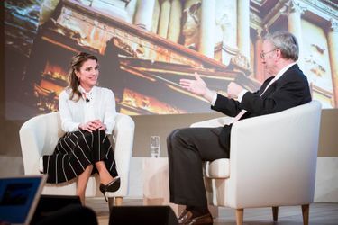La reine Rania de Jordanie avec Eric Schmidt, le président exécutif de Alphabet Inc., en Angleterre, le 8 mai 2017