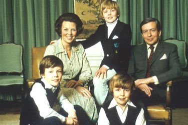 Le prince Constantijn des Pays-Bas avec ses parents et ses frères dans les années 1970